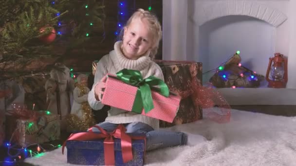 Девушка со своим рождественским подарком — стоковое видео
