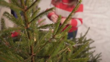 iki kız bir Noel ağacı süslemeleri ve konuşmak