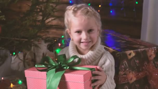 Menina com seu presente de Natal — Vídeo de Stock