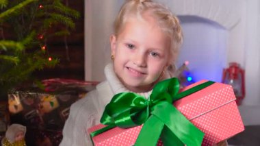 Noel hediyesini kızla