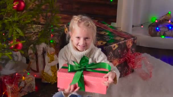 女孩与她的圣诞礼物 — 图库视频影像