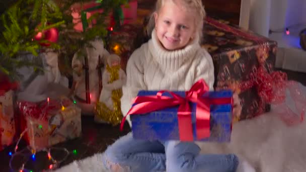 Fille avec son cadeau de Noël — Video