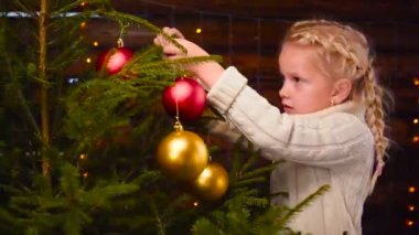 bir Noel ağacı Kız Giydir