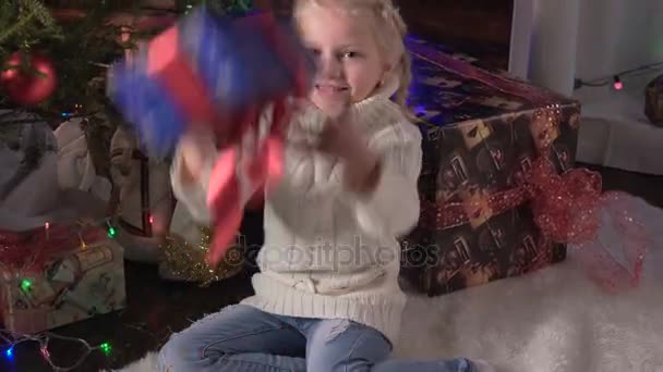 fille avec son cadeau de Noël 