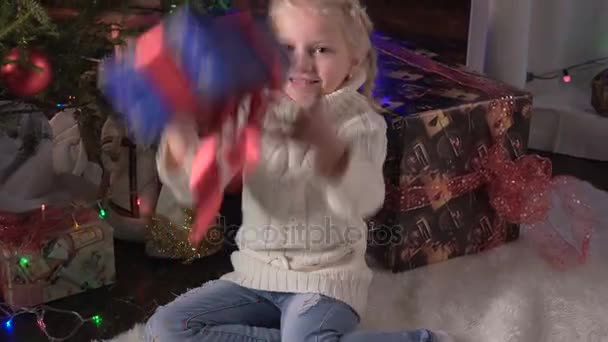 Menina com seu presente de Natal — Vídeo de Stock