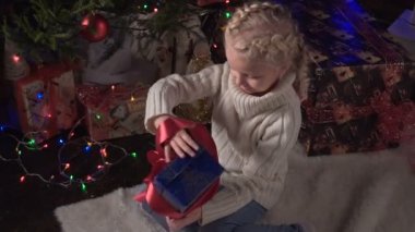 Noel hediyesini kızla