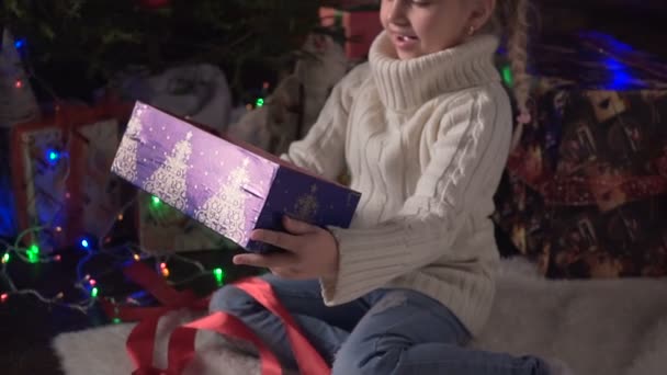 Дівчина зі своїм різдвяним подарунком — стокове відео
