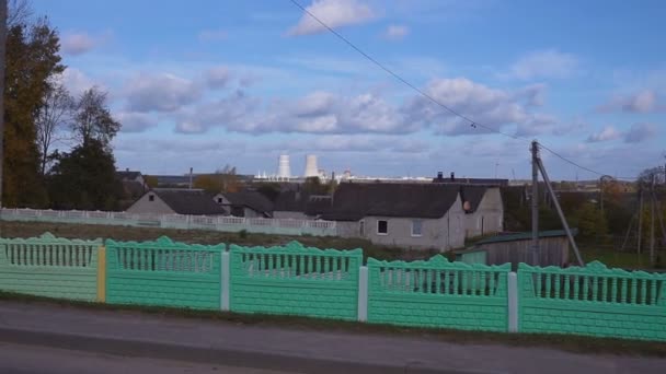 Astravets. Běloruské jaderná elektrárna u rodinných domů — Stock video