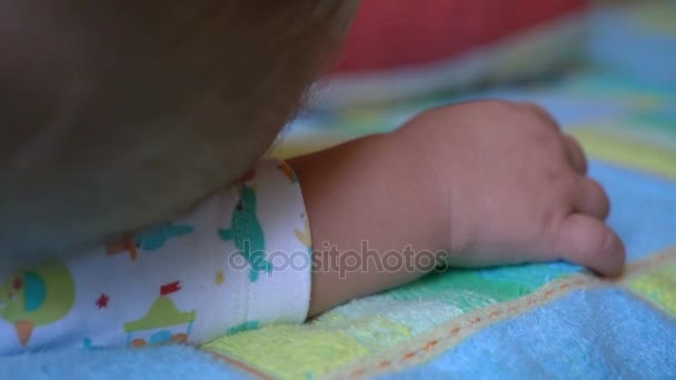 Портрет спящего и просыпающегося ребенка в постели — стоковое видео