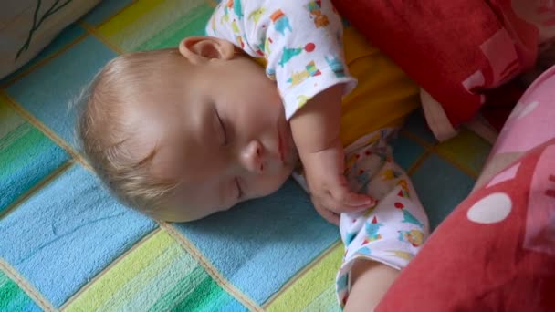 Портрет спящего и просыпающегося ребенка в постели — стоковое видео