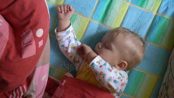 Retrato de um bebê dormindo e acordando na cama — Vídeo de Stock