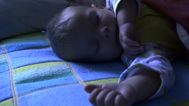 Retrato de un bebé durmiendo y despertando en la cama — Vídeos de Stock