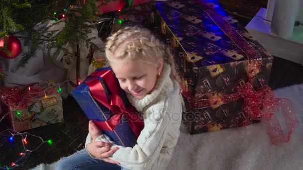 Menina com seu presente de Natal — Vídeo de Stock