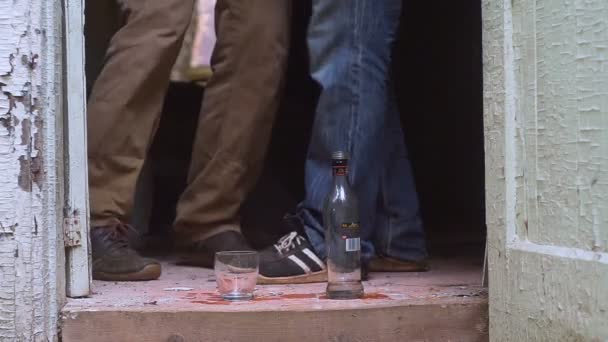 Zwei Alkoholiker kämpfen um Wodka — Stockvideo