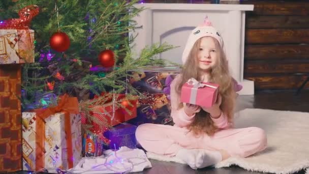 Niña de cinco años recibiendo su regalo de Navidad — Vídeo de stock