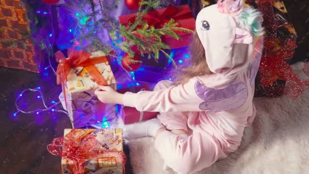 Liten flicka får hennes julklapp — Stockvideo