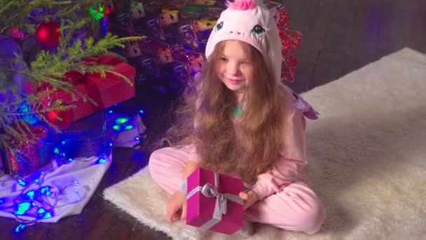 5-летняя девочка получает свой рождественский подарок — стоковое видео