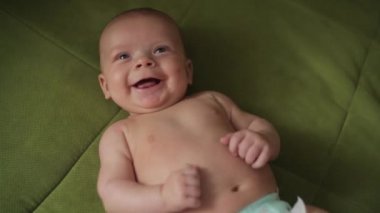 Mutlu yeni doğan bebek portre beyaz yatakta esnemek