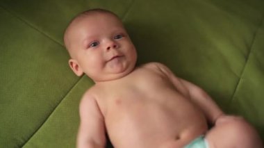 Mutlu yeni doğan bebek portre beyaz yatakta esnemek