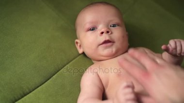 arka yüzündeki mutlu bebek