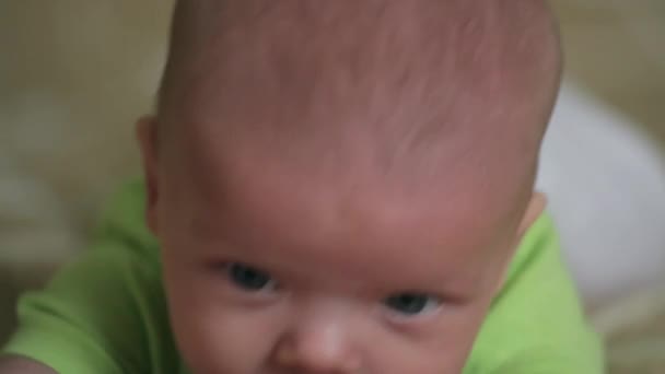 Gelukkig pasgeboren baby gaapt close-up in witte bed — Stockvideo