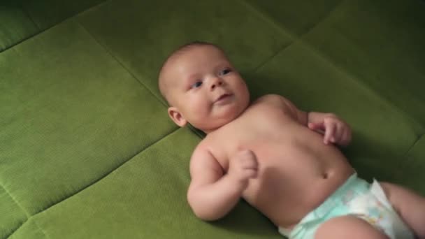 Boldog újszülött ásít Vértes fehér ágy — Stock videók