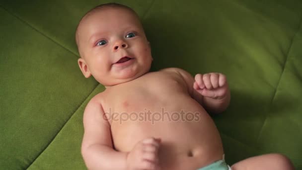 Feliz bebê recém-nascido bocejos closeup na cama branca — Vídeo de Stock