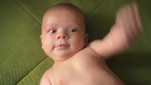 Gelukkig pasgeboren baby gaapt close-up in witte bed — Stockvideo