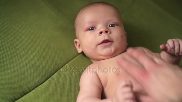 Arka yüzündeki mutlu bebek — Stok video