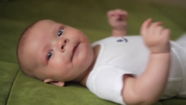 Kleine baby zuigt zijn vingers close-up — Stockvideo