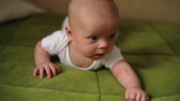 Feliz bebê recém-nascido bocejos closeup na cama branca — Vídeo de Stock