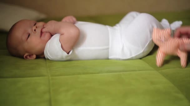 Happy newborn baby yawns closeup in white bed — Stock Video