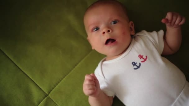 Close-up van huilende pasgeboren baby — Stockvideo