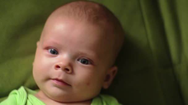 Feliz bebê recém-nascido bocejos closeup na cama branca — Vídeo de Stock