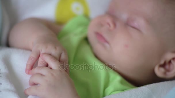 Счастливый новорожденный ребенок зевает крупным планом в белой постели — стоковое видео