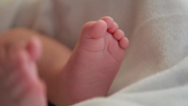 Bebé de tres meses acostado en el mal — Vídeos de Stock