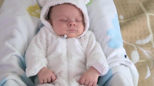 Baby wakker en kijkt — Stockvideo