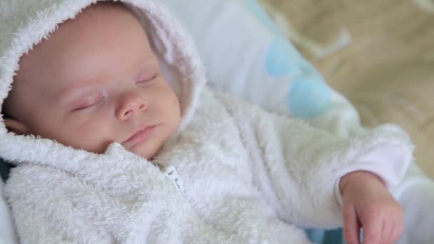 Bebê acorda e olha — Vídeo de Stock