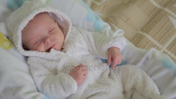 Baby wakker en kijkt — Stockvideo