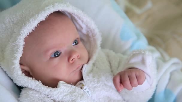 Bebek uyanır ve görünüyor — Stok video