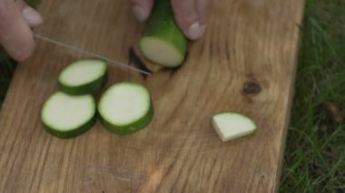 adam kabak bir bıçakla keser.