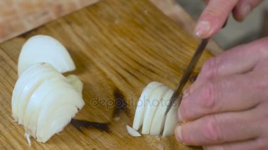 bir tabloda bir kesme tahtası üzerinde kesim soğan