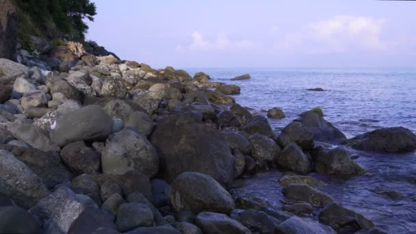 Salpicaduras de agua en la costa rocosa — Vídeos de Stock