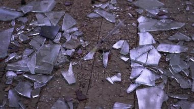 kırık cam bir eroin kokain enjeksiyon sonra kan Püskürtme aşağı düşen şırınga.