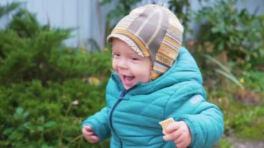 açık havada sonbahar günü oynarken bir yıl yaşlı erkek çocuk.