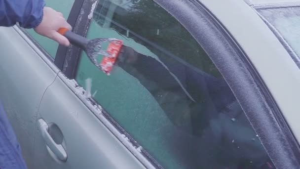 Raspando hielo y nieve del coche — Vídeo de stock