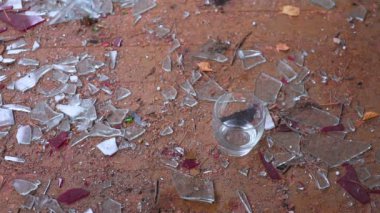 yere düşen şişe