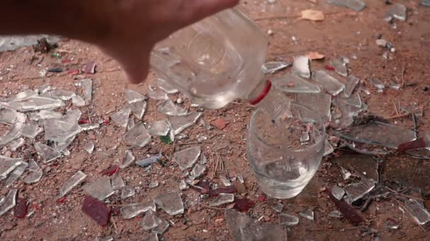 O homem está derramando vodka — Vídeo de Stock