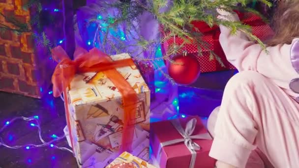 П'ятирічна дівчина отримує різдвяний подарунок — стокове відео