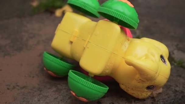 Molino de agua de juguete brillante en movimiento en el gimbal de lluvia — Vídeos de Stock